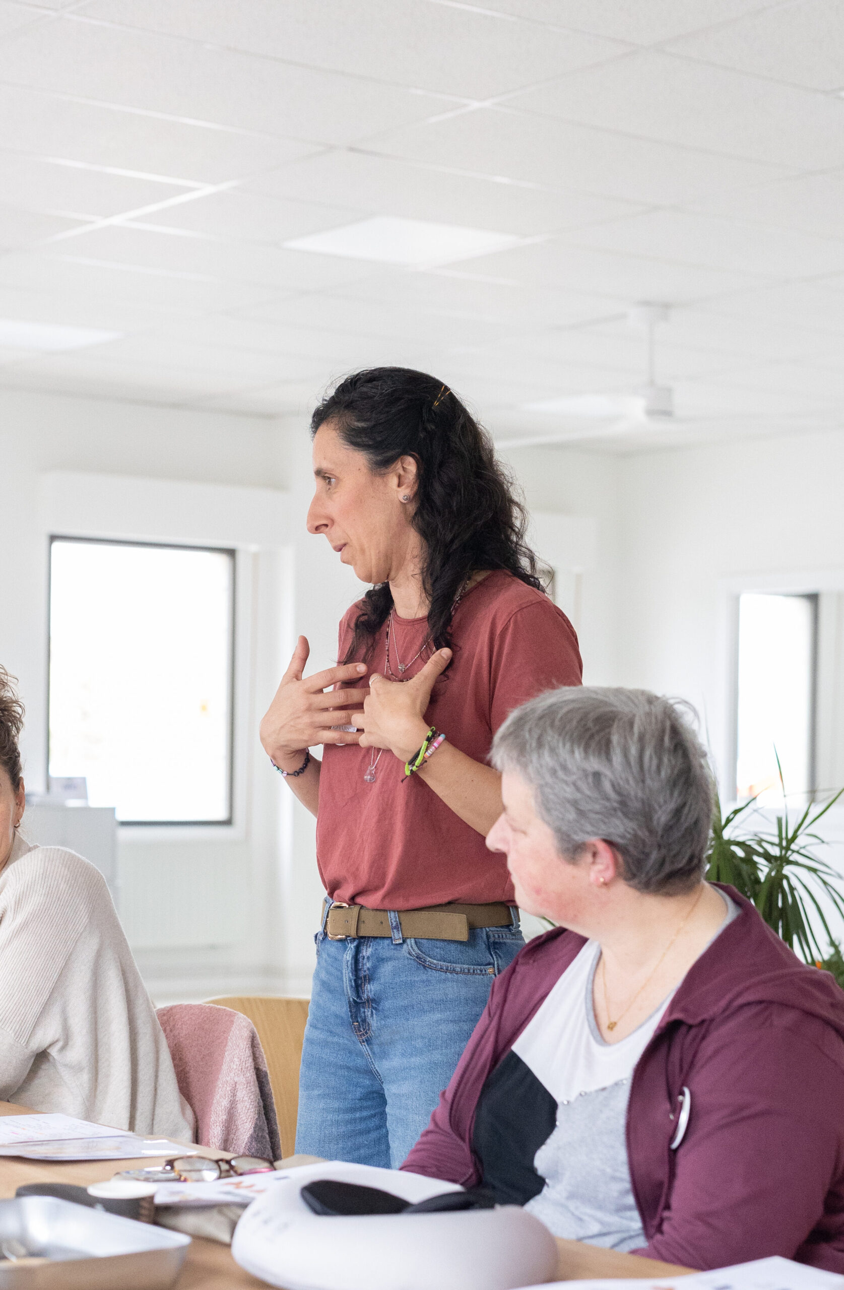 Janire compartiendo conocimientos durante un taller