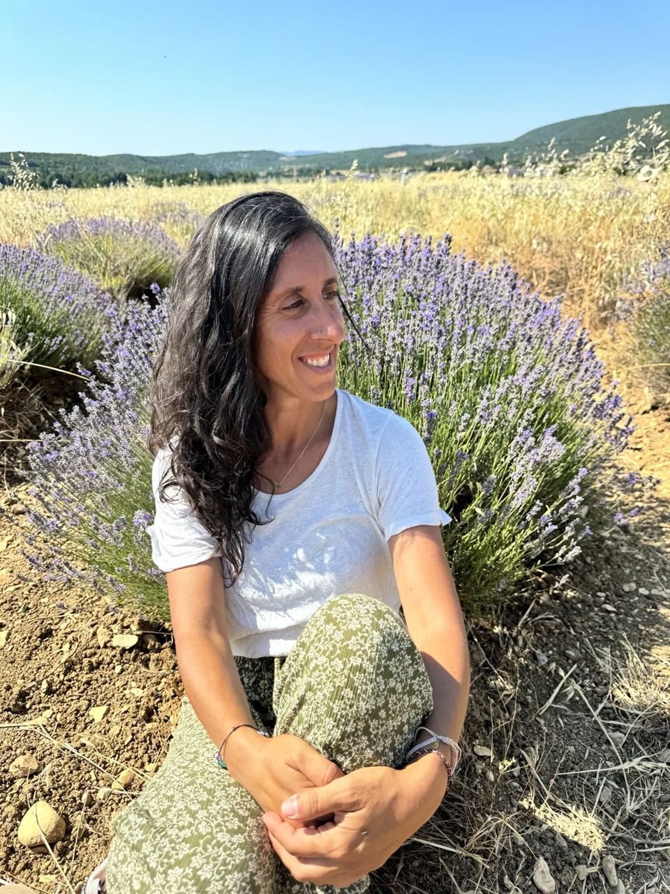 Janire Portuondo, enfermera y aromaterapeuta clínica, junto a un campo de lavanda